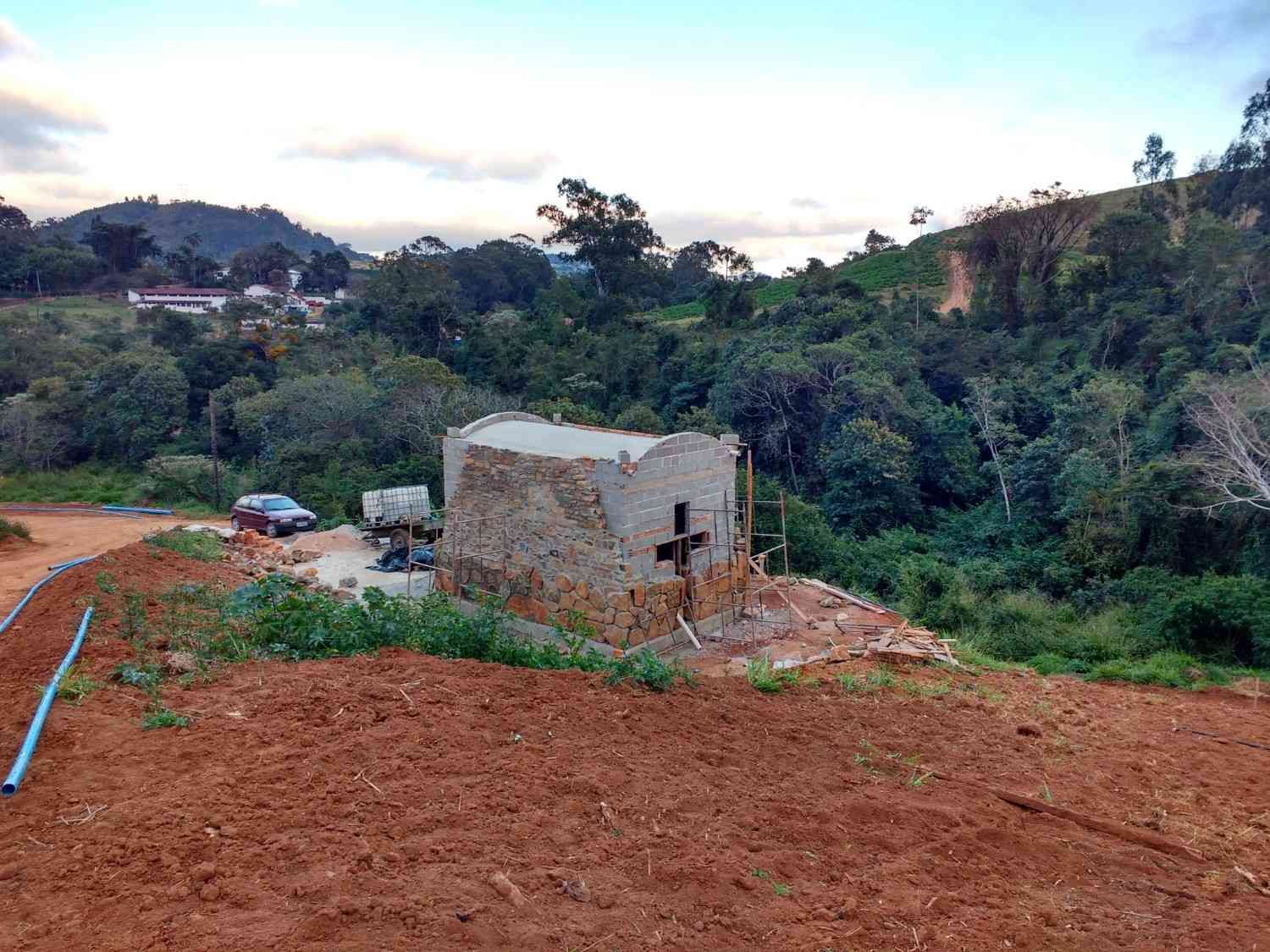 Ladera rural con una pequeña estructura 