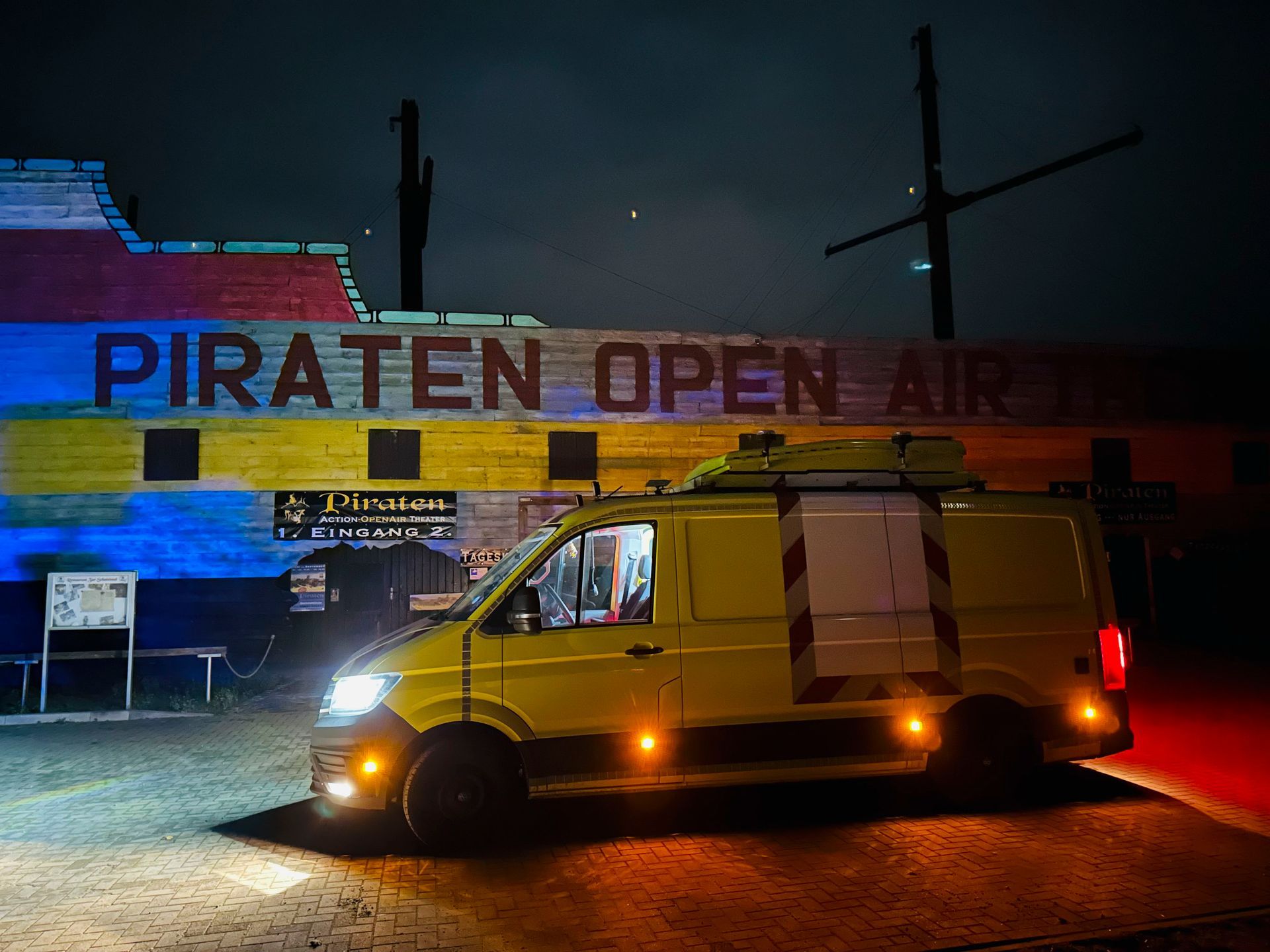 ein gelber van steht vor einem open air gebäude