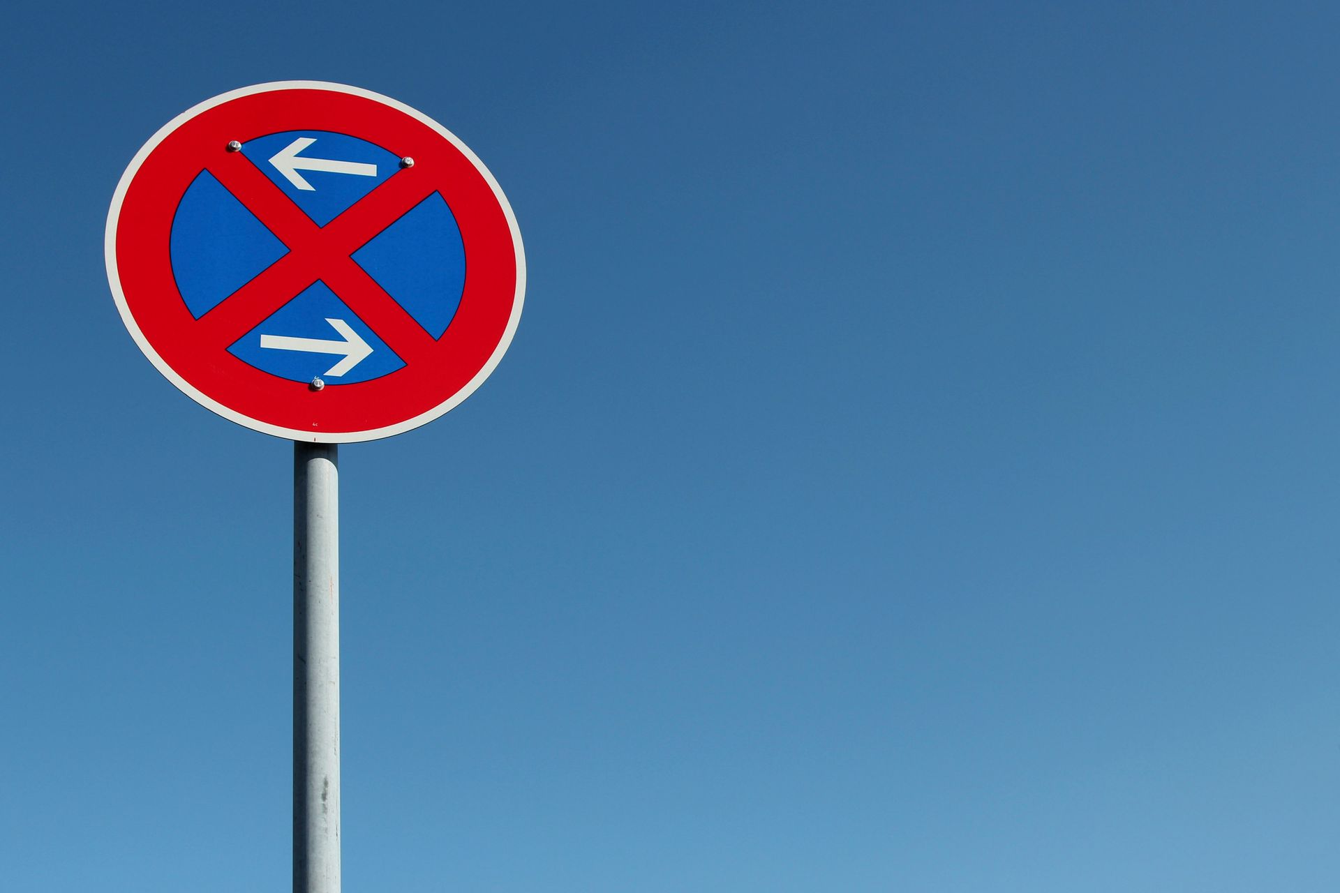 ein Stoppschild mit einem blauen Himmel im Hintergrund