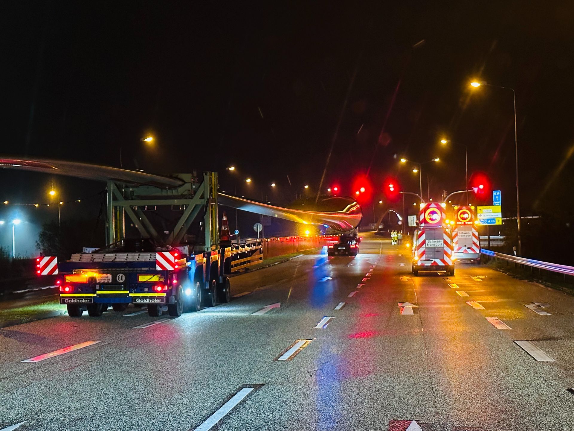 ein großer lkw fährt nachts auf einer straße