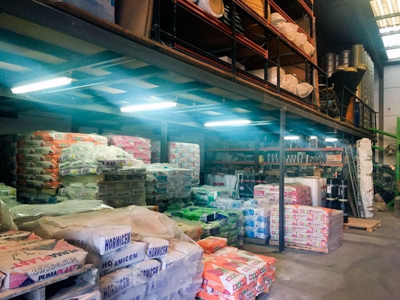 Un gran almacén lleno de muchas bolsas y cajas.