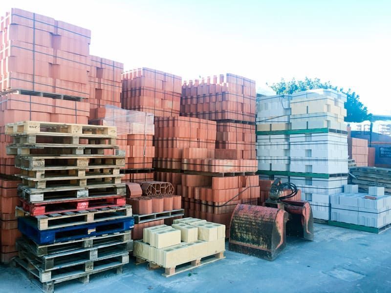 Un almacén lleno de muchos ladrillos y paletas.