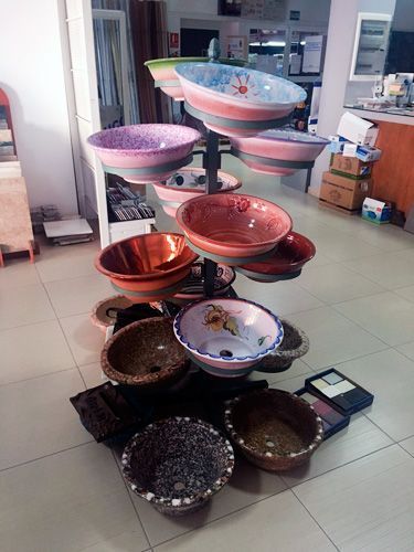 Un montón de cuencos están colocados uno encima del otro en una habitación.