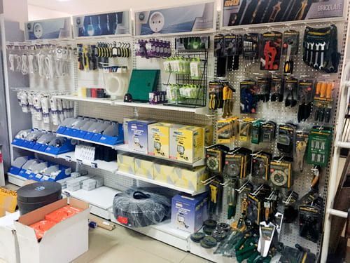 Una tienda llena de herramientas y suministros.