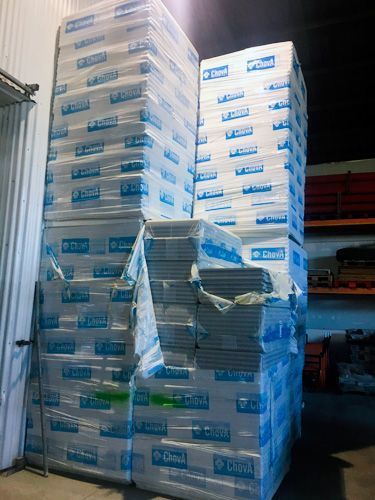 Una pila de bloques de poliestireno colocados uno encima del otro en un almacén.