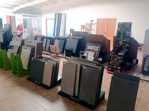 Una habitación llena de muchos azulejos en exhibición en una tienda.