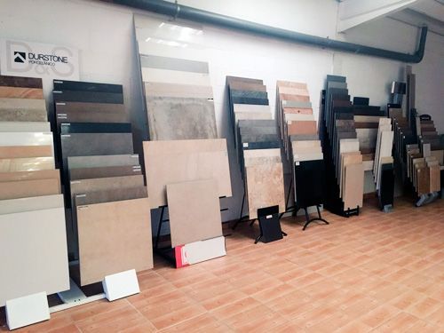 Hay muchos tipos diferentes de azulejos expuestos en esta sala.