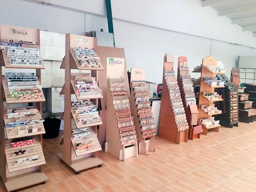 Una fila de puestos de revistas en una tienda llena de revistas.