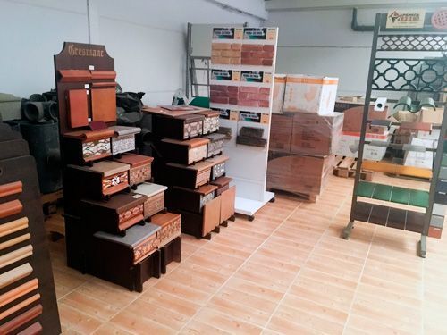 Una habitación con muchas cajas de madera en exhibición.