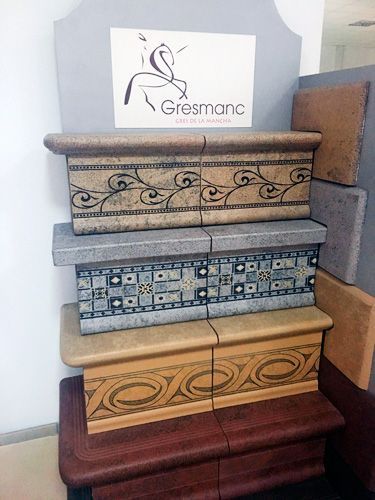 Una pila de cajas colocadas una encima de otra frente a un cartel que dice gresmano.