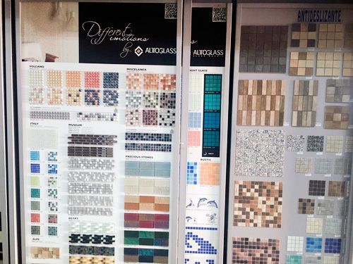 Una exhibición de azulejos con un cartel que dice vidrio para automóviles