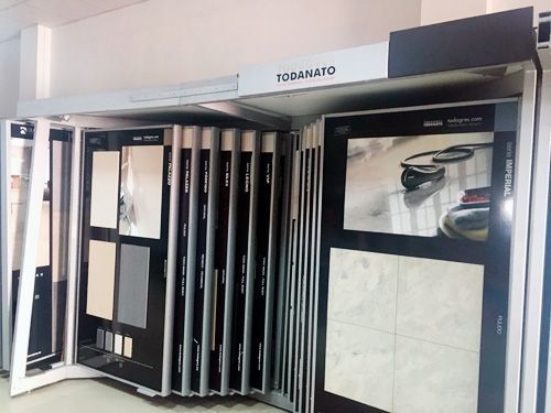 Una vitrina llena de muchos azulejos en una tienda.