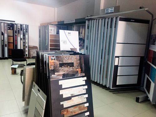 Una habitación llena de muchos azulejos y un cartel que dice 