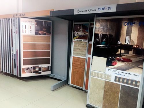 Hay muchos tipos diferentes de azulejos en exhibición en esta tienda.