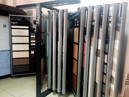 Una exhibición de azulejos en una tienda con un cartel que dice artesia