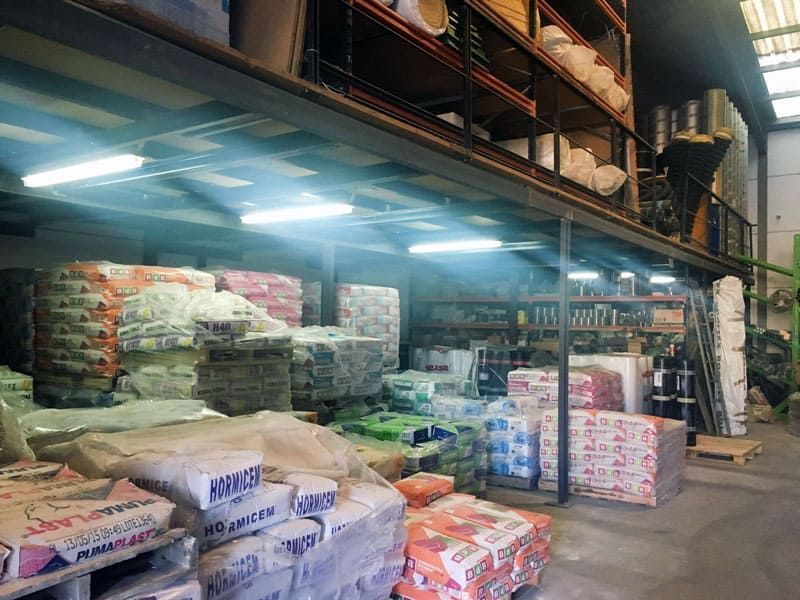 Un gran almacén lleno de bolsas y estantes.