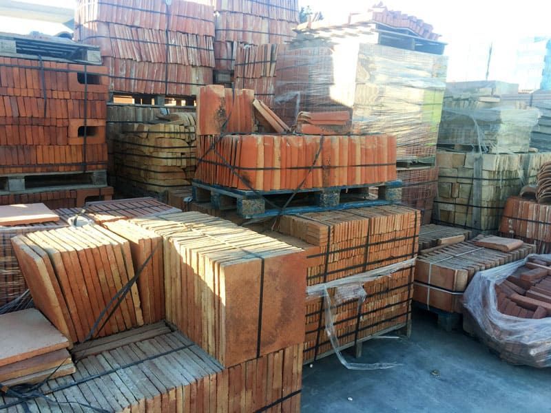 Un montón de ladrillos están apilados uno encima del otro