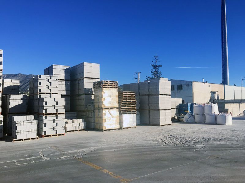 Muchas cajas están apiladas una encima de otra