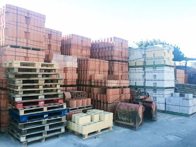 Un almacén lleno de muchos ladrillos y paletas.