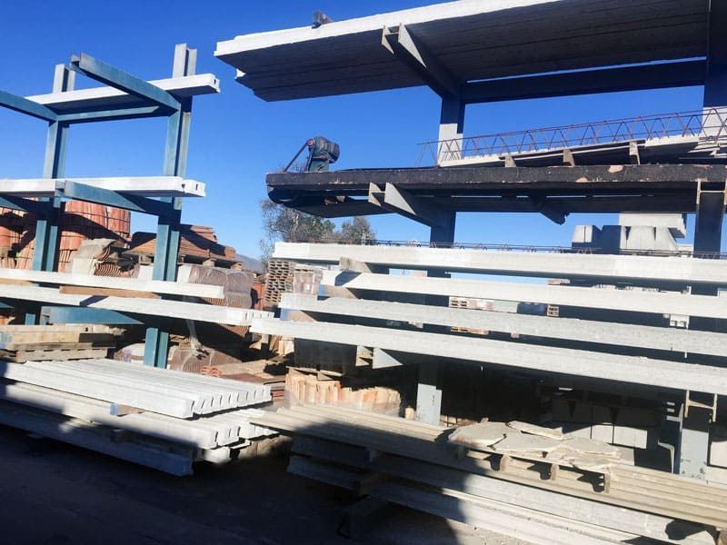 Un montón de bloques de hormigón están apilados uno encima del otro