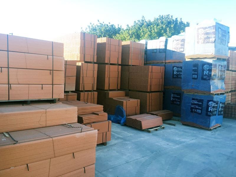 Muchos ladrillos están apilados uno encima del otro