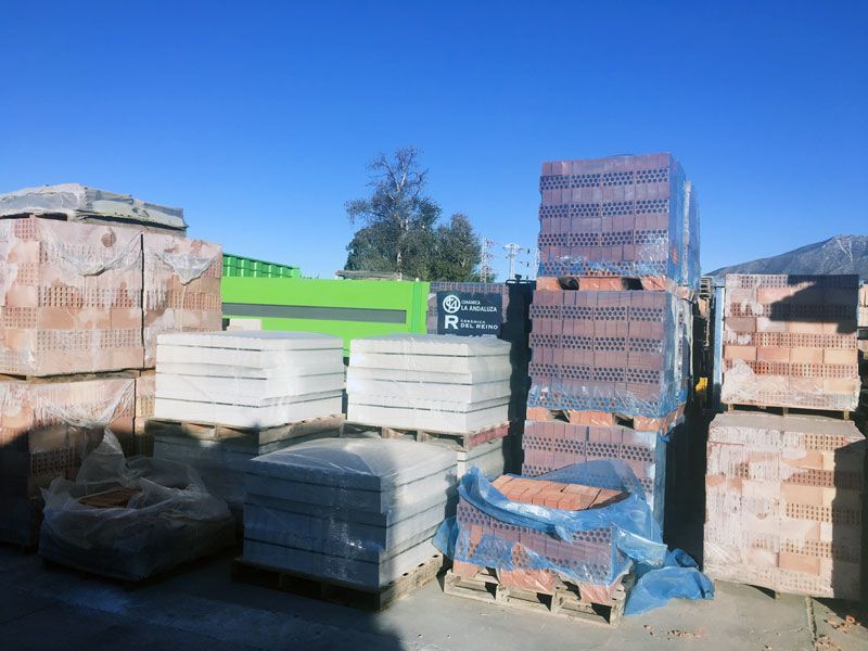 Un montón de ladrillos están apilados uno encima del otro