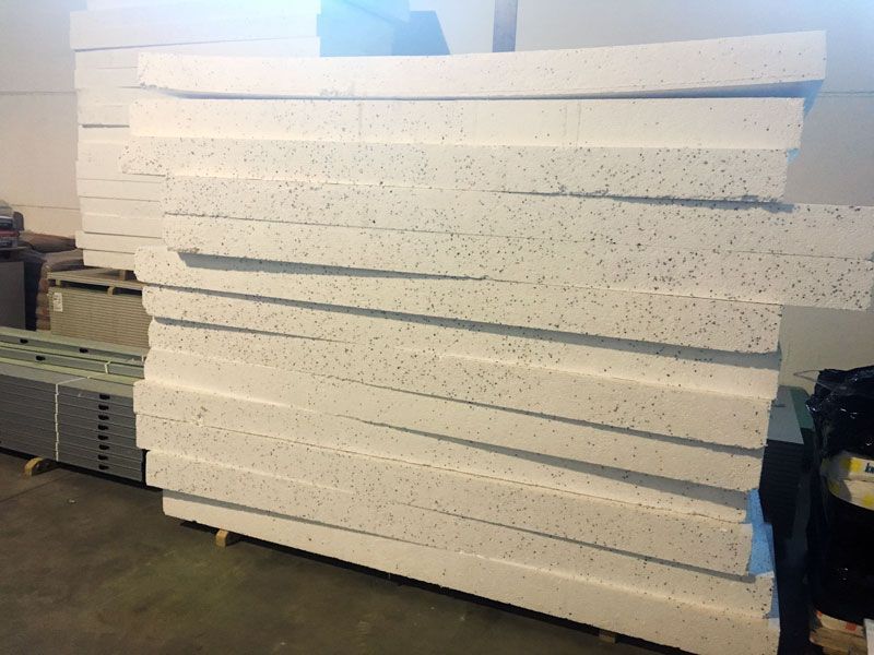 Una pila de bloques de poliestireno colocados uno encima del otro en una habitación.