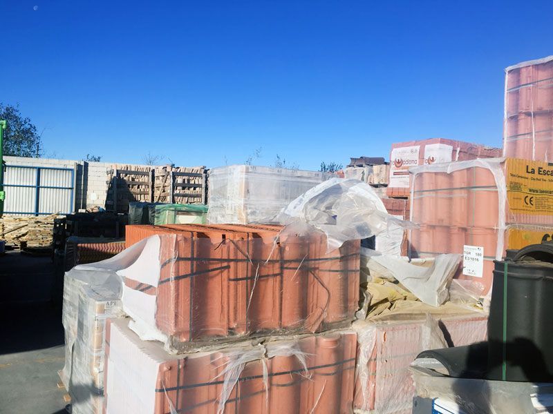 Un montón de ladrillos están apilados uno encima del otro