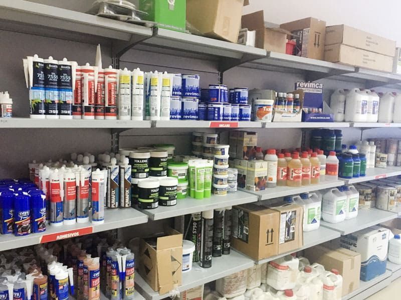 Un estante de una tienda lleno de muchos tipos diferentes de productos químicos.