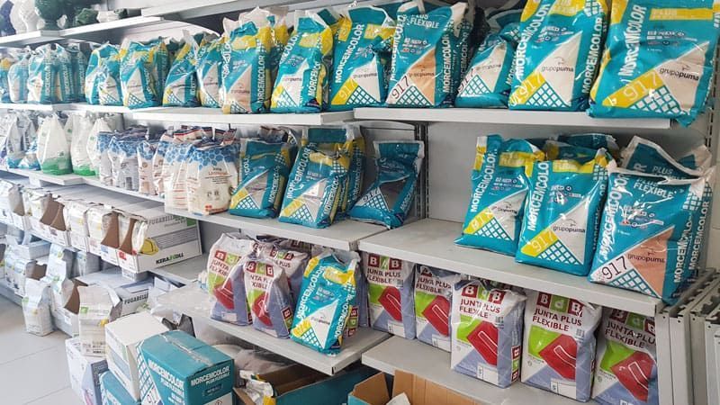 Una tienda llena de muchas bolsas con distintos tipos de productos químicos.