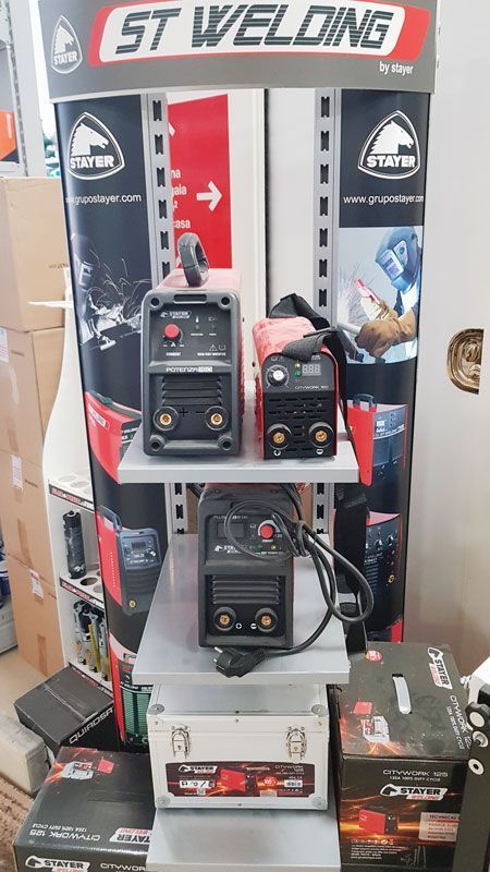 Una exhibición de máquinas de soldar en una tienda.