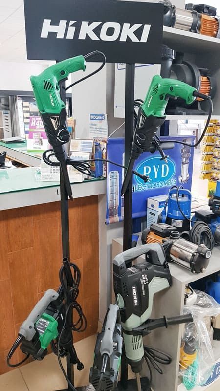 Una exhibición de herramientas hikoki en una tienda.