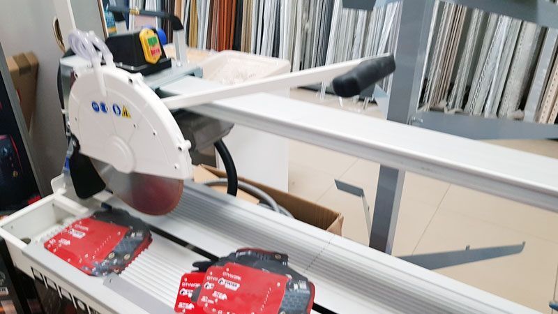 Una sierra para baldosas está colocada encima de una mesa en una habitación.