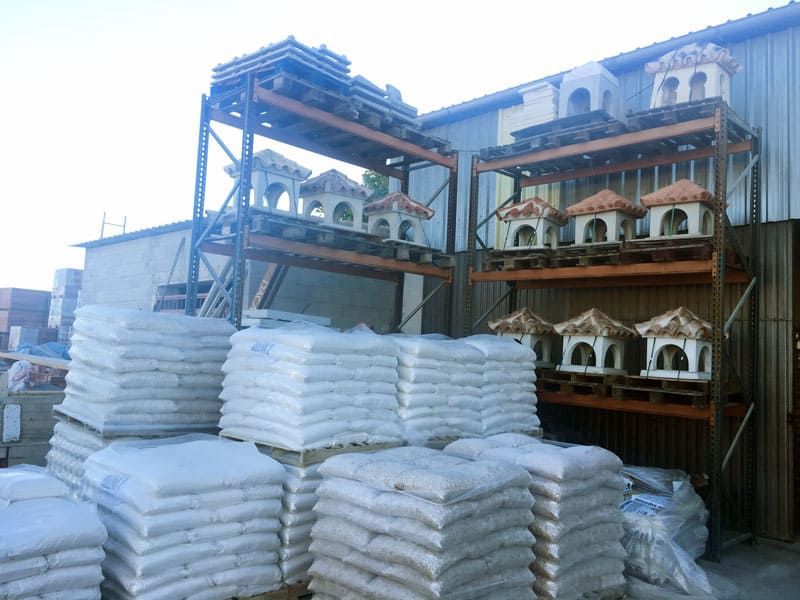 Un montón de bolsas están apiladas una encima de otra