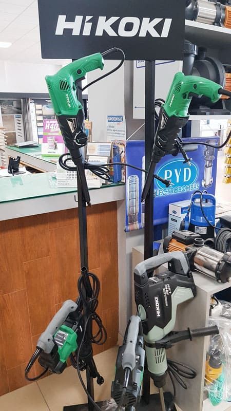 Una exhibición de herramientas hikoki en una tienda.