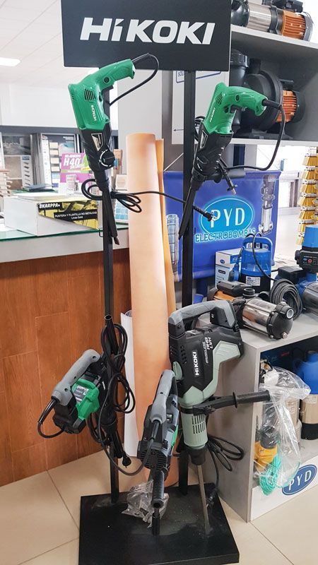 Una exhibición de herramientas hikoki en una tienda.