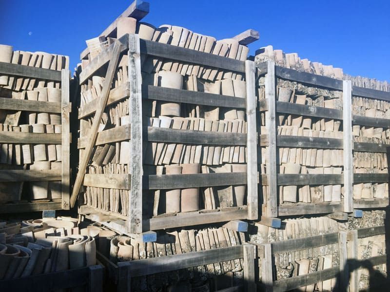 Las cajas de ladrillos se apilan una encima de otra