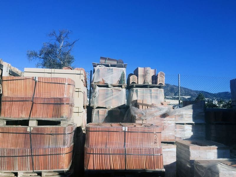 Un montón de ladrillos están apilados uno encima del otro