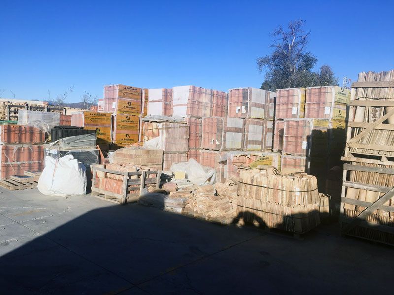 En un almacén se apilan muchos ladrillos uno encima del otro.