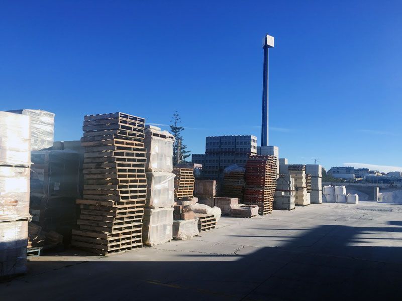 Un montón de palets de madera están apilados uno encima del otro