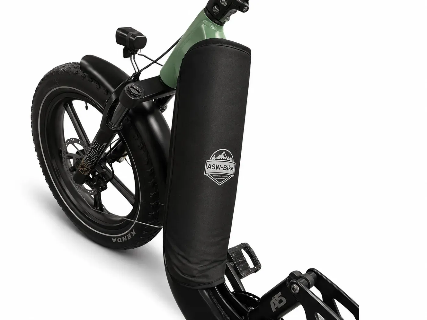 Schwarzes Elektrofahrrad mit großem Vorderrad und zylindrischem Gepäckträger am Rahmen