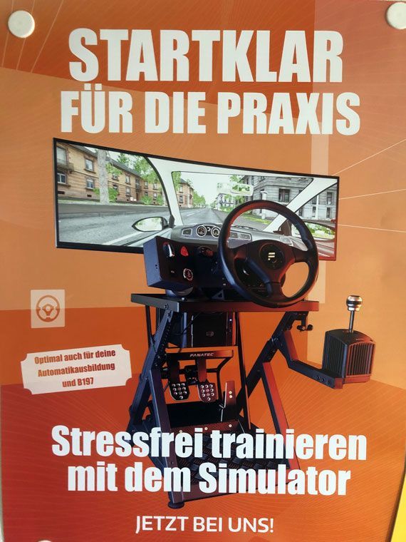 Orange book cover showing a driving simulator and German text about stress-free training for practice.