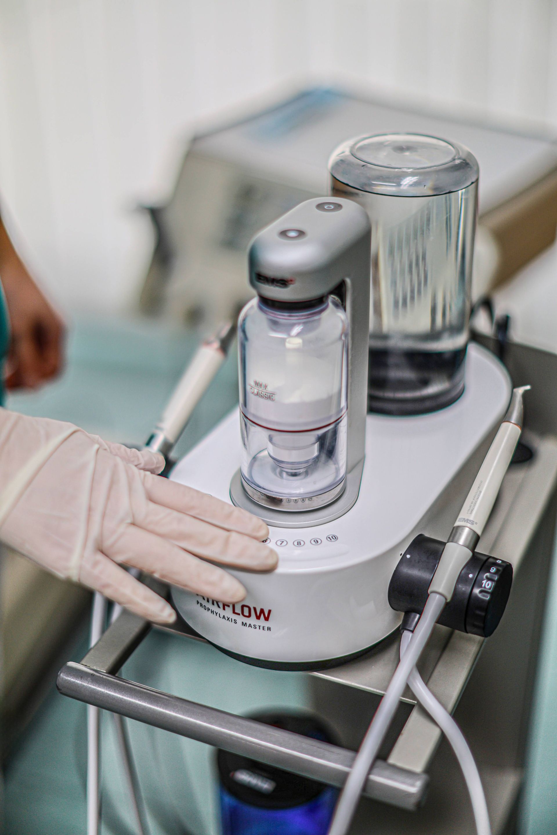 Becher am Waschbecken