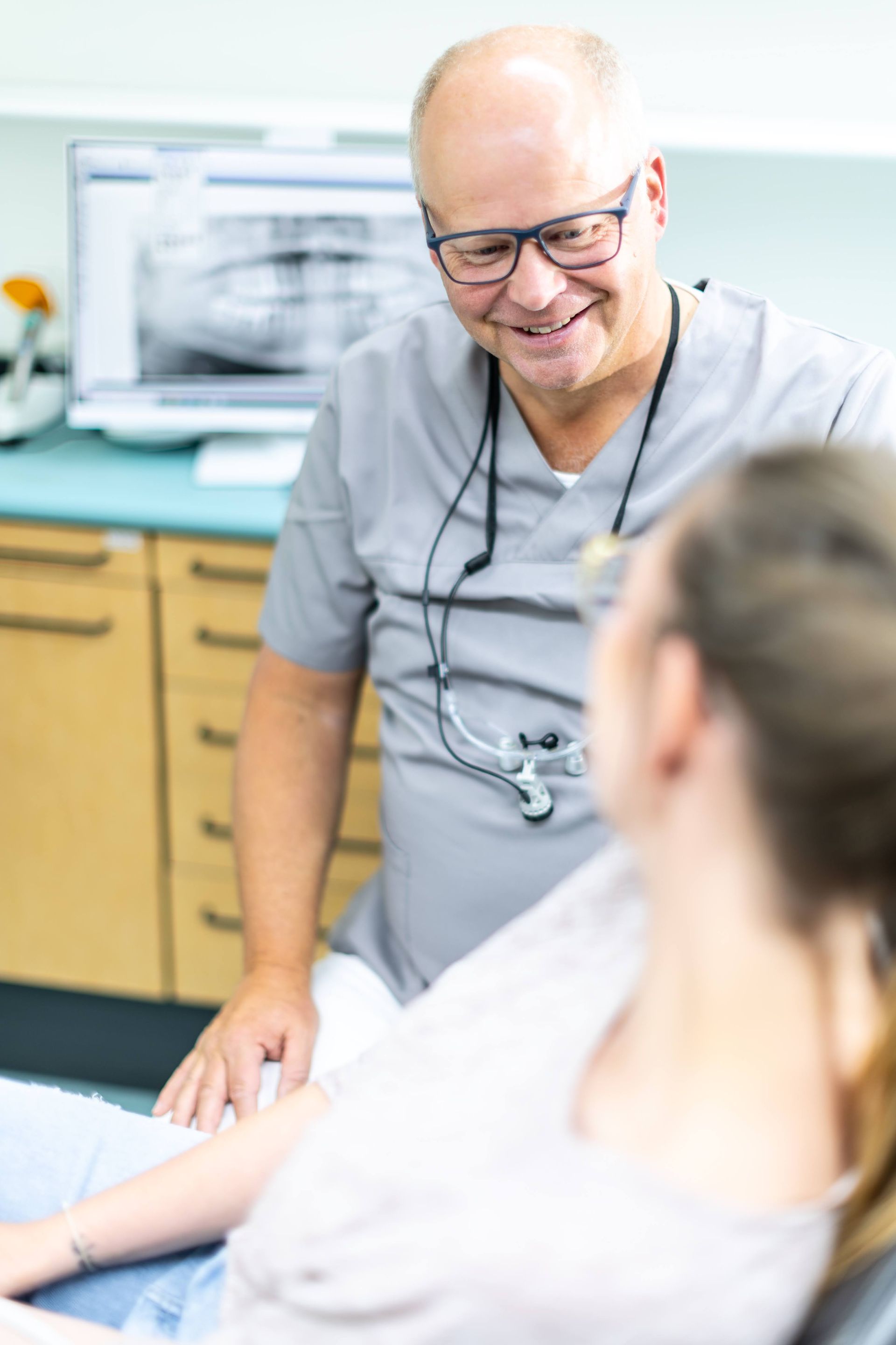 Zahnarzt Böwering bei der Arbeit