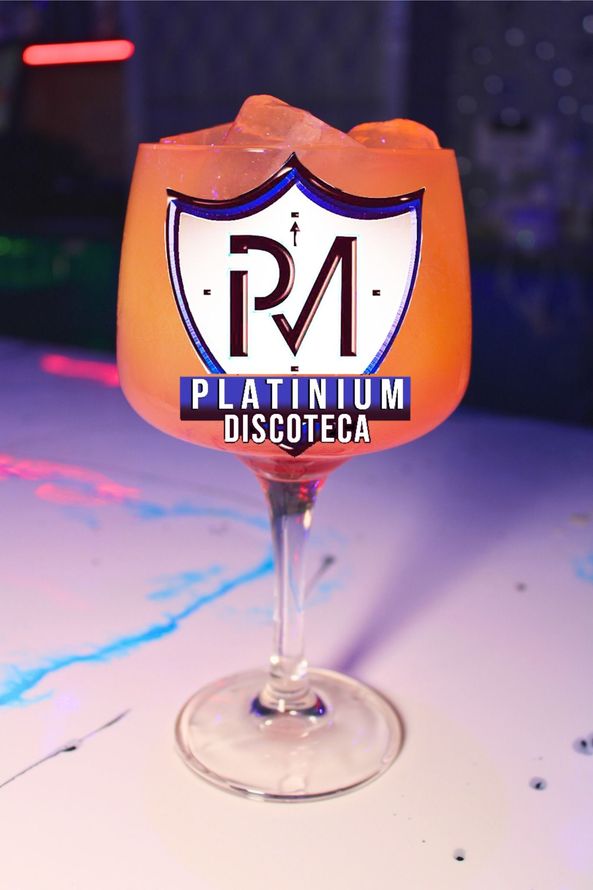 Una fila de botellas de vino están alineadas en el alféizar de una ventana.