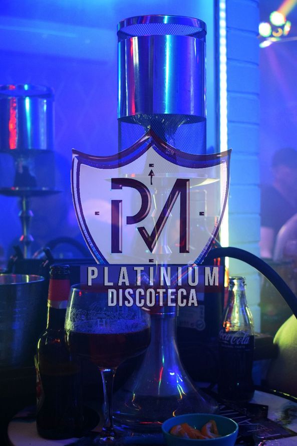 Un montón de plantas en macetas están colocadas sobre un suelo de baldosas.