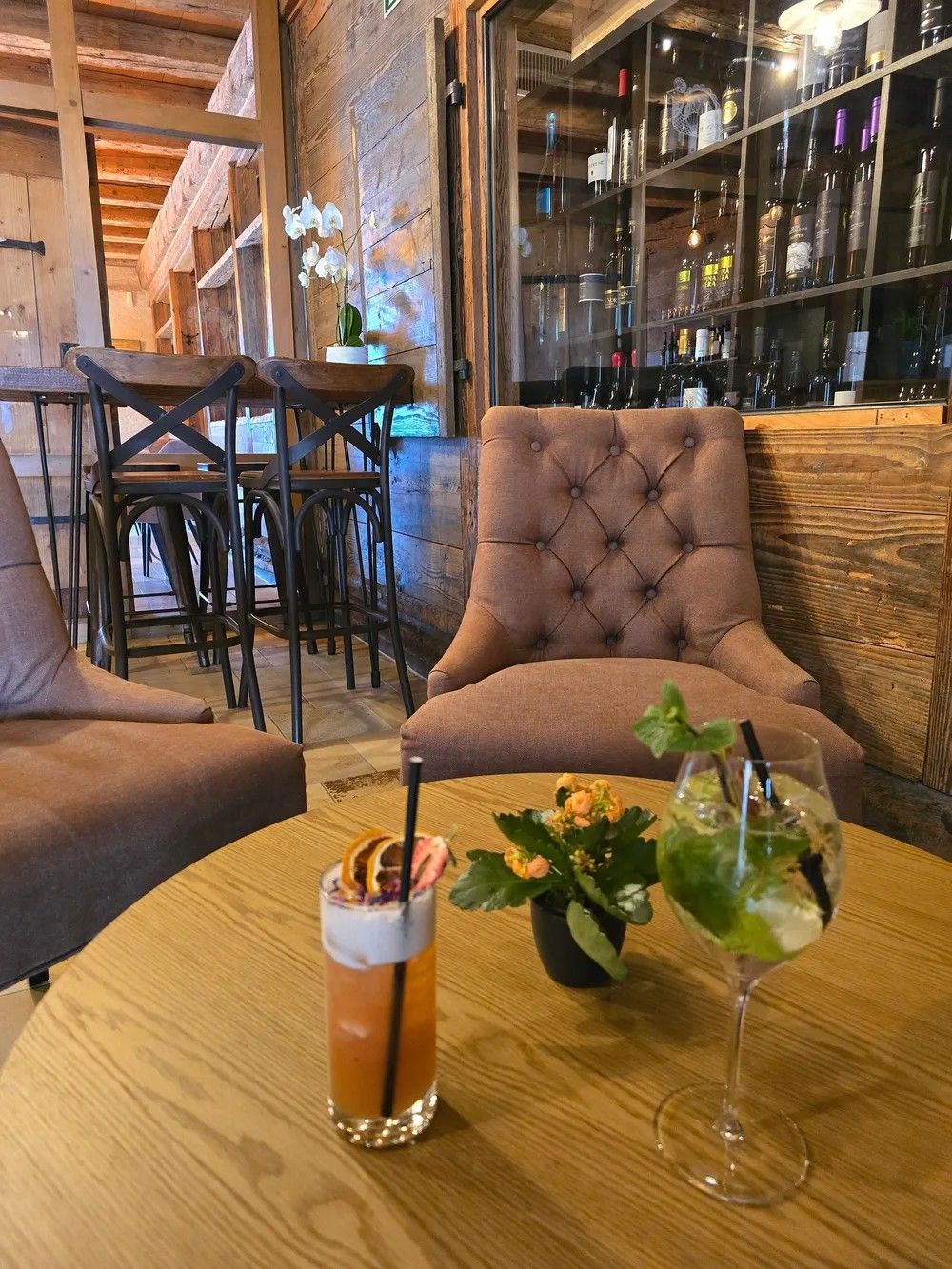Le bar et son coin lounge, fauteuils capitonnés et cocktails