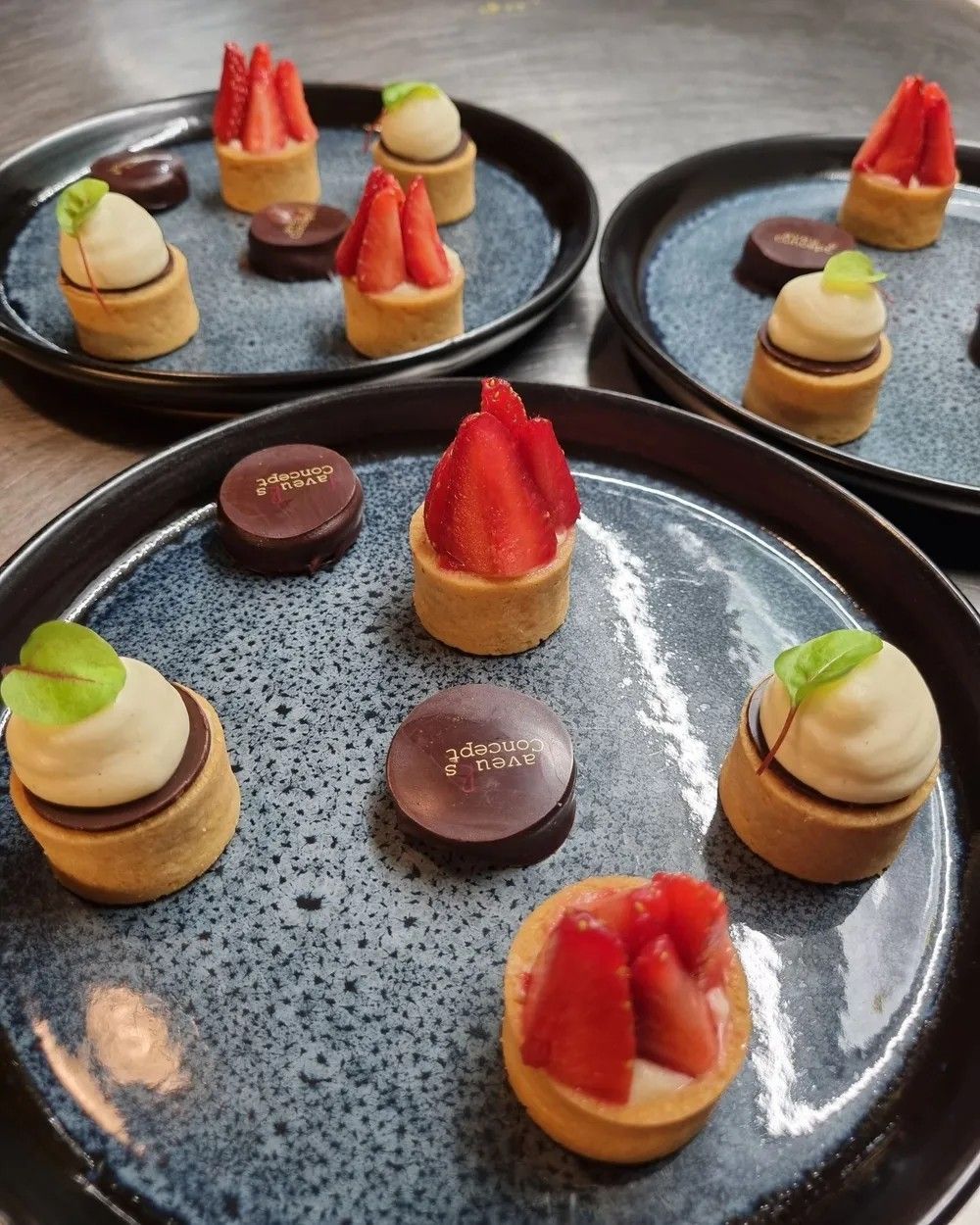 Plateaux de tartelettes aux fraises et petits desserts maison pour un buffet