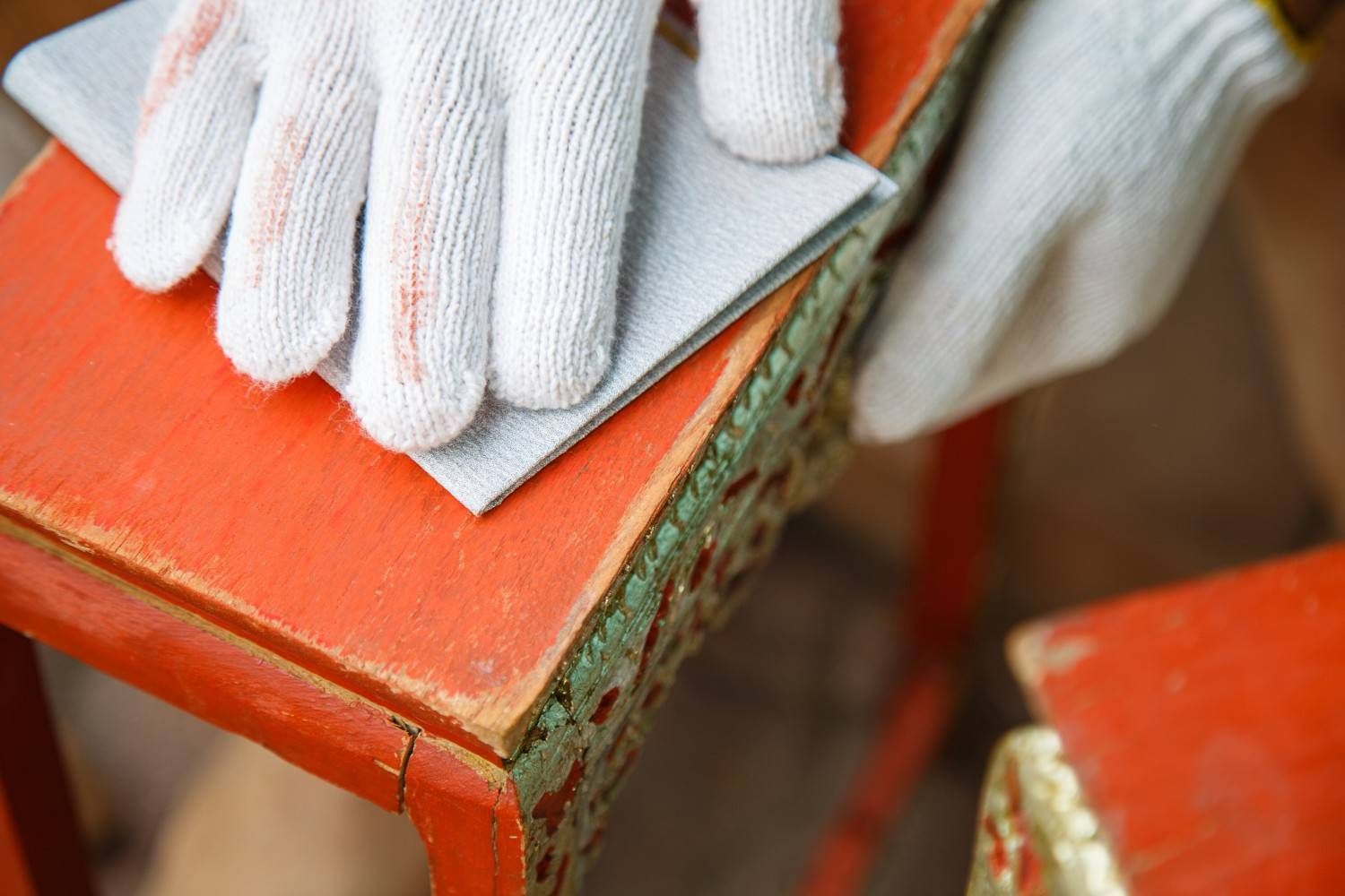 Servicio profesional de restauración y mantenimiento de muebles y estructuras de madera en Madrid y Santander. Reparación estructural, tratamientos contra carcoma y mantenimiento preventivo para empresas y comunidades.