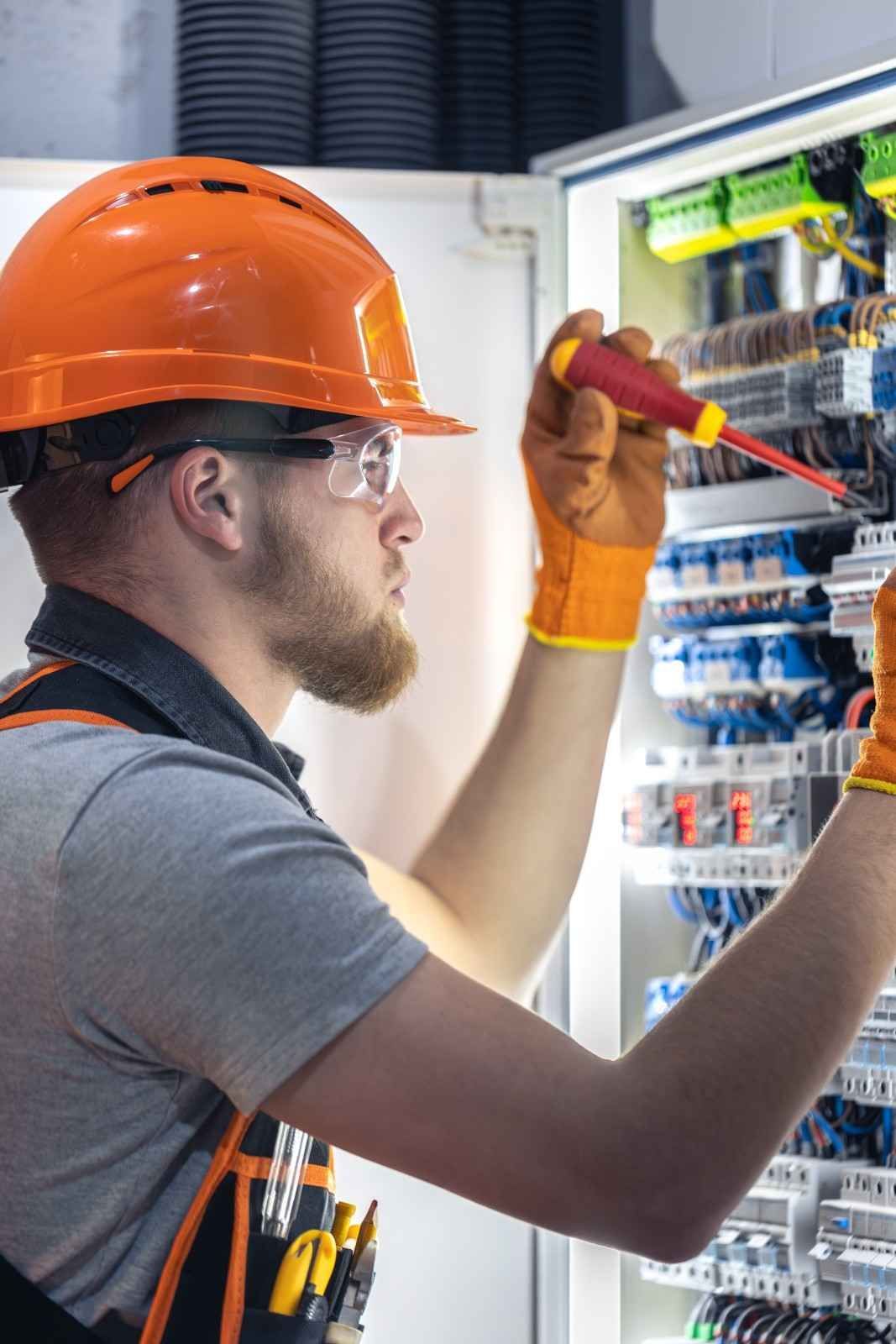 Electricidad en Madrid y Santander: mantenimiento y reparación de averías, cuadros eléctricos y alumbrado con soluciones seguras.